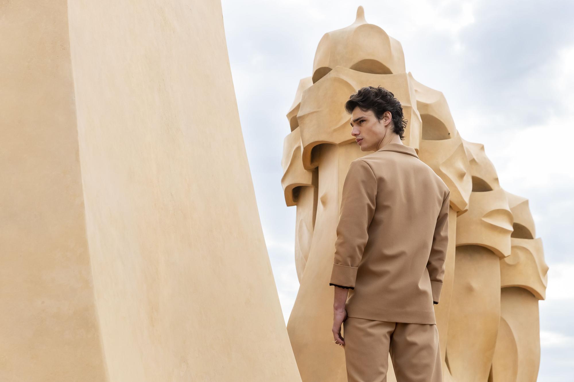 Conjunto de Eñaut en la azotea de La Pedrera con motivo del 080 Barcelona Fashion