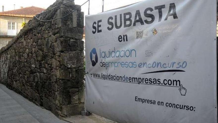 Cartel que anunciaba la subasta en la red (que ya se produjo) de un pazo en Pontevedra.  // Rafa Vázquez