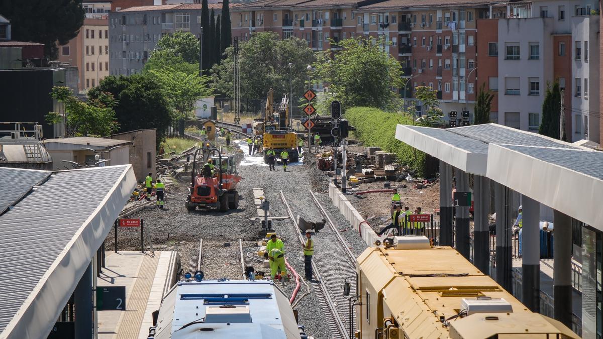 Interrumpido el tráfico de trenes en Badajoz por obras en las vías