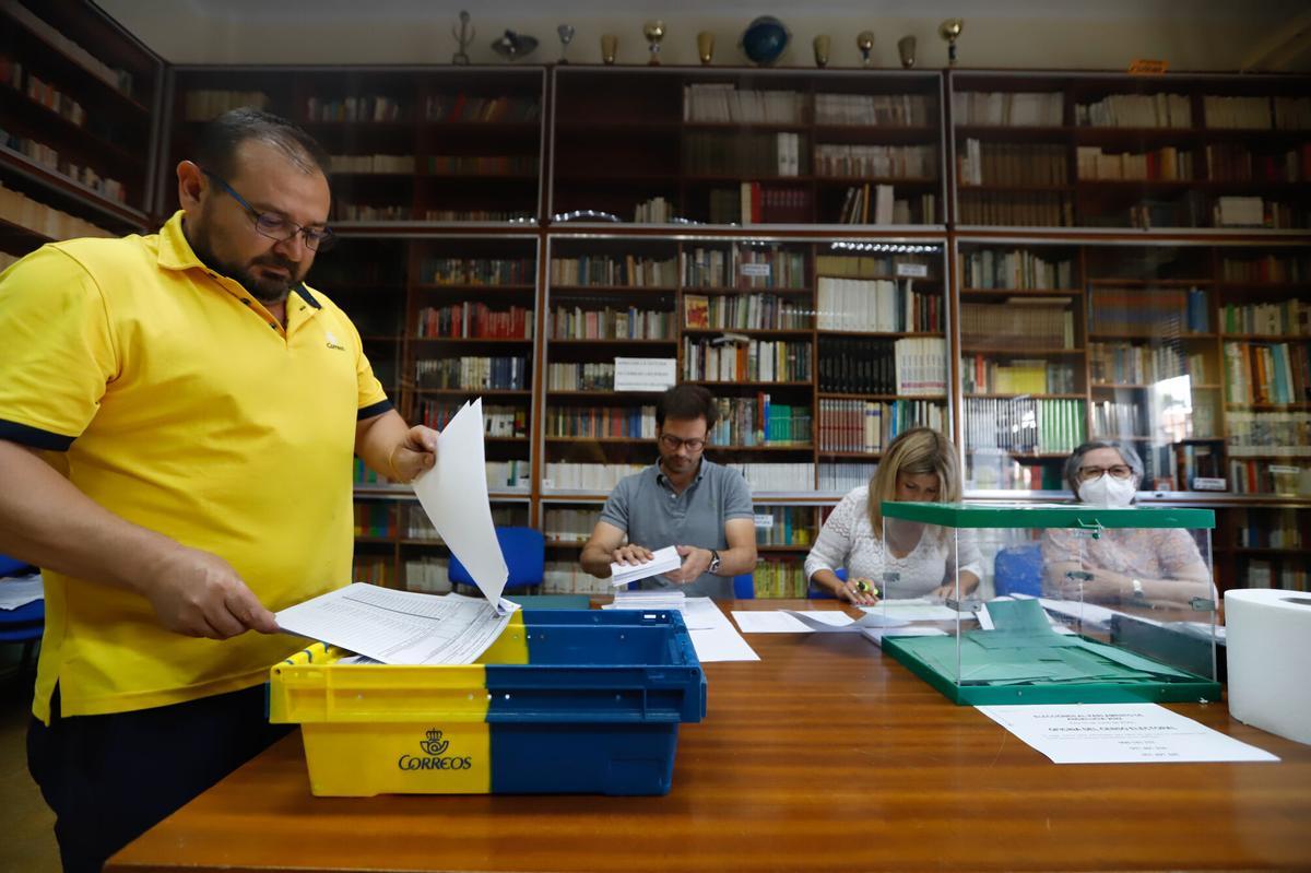 Elecciones al Parlamento de Andalucía. Día de elecciones, colegio electoral, ambinte de votaciones, Colegio la Salle, voto por correo, correos