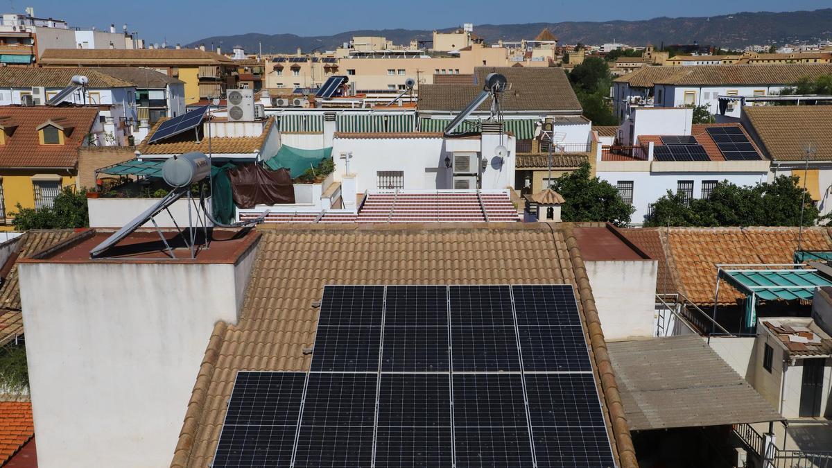 Instalación de placas solares en varios tejados.