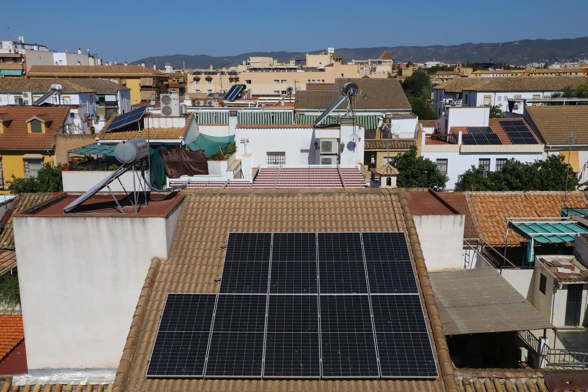 Instalación de placas solares en varios tejados.