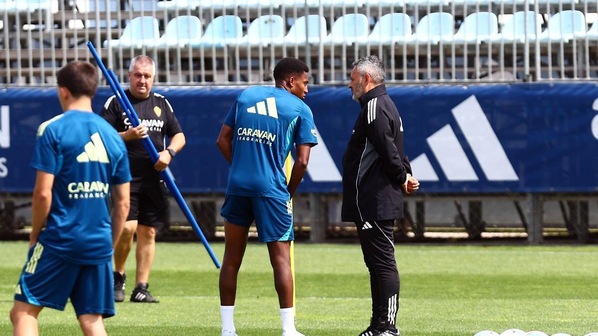 Álex Gomes dialoga con David Navarro durante una sesión de entrenamiento.