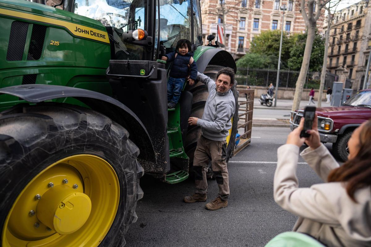 Tractorada en el centro de Barcelona, este viernes.