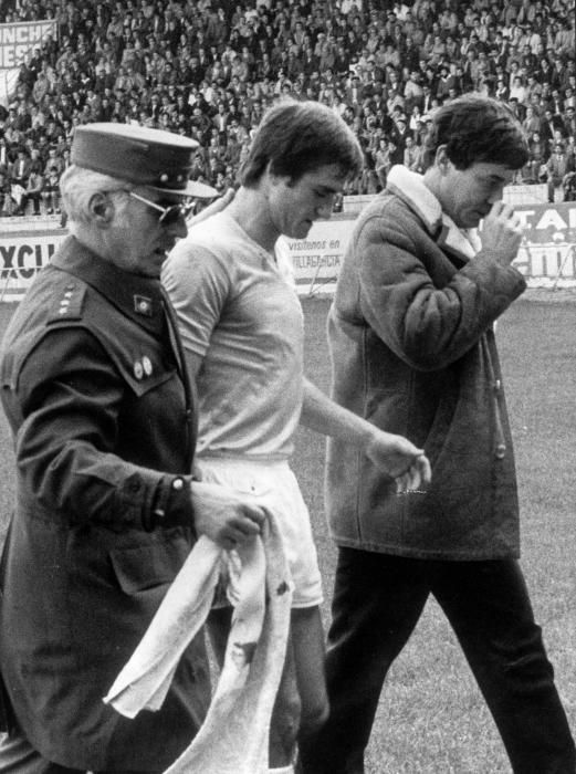 Genaro Borrás acompaña al defensa del Celta Gelo tras un partido de 1982 // Cameselle