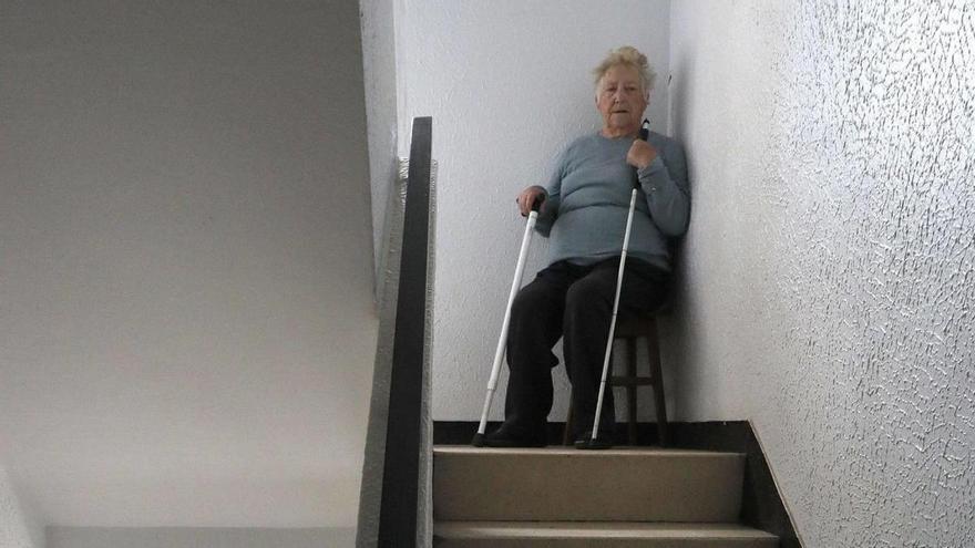 Fina González, de 88 años y con una minusvalía: “Baixaría á rúa a diario, pero téñolle medo ás escaleiras”
