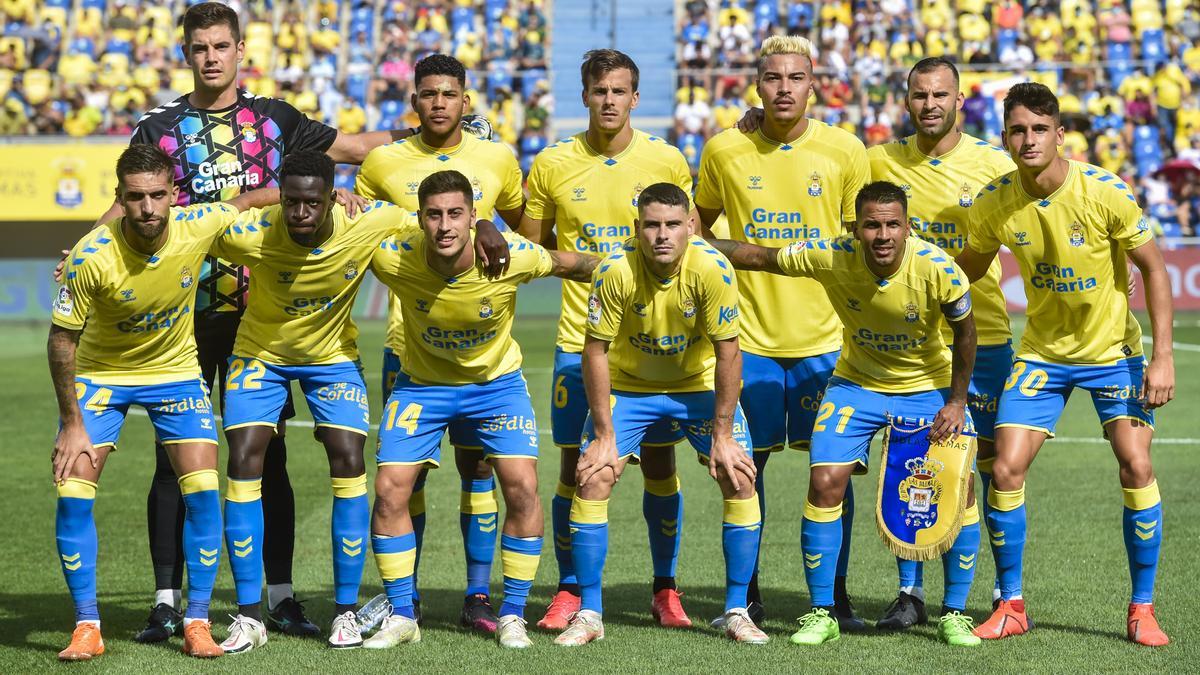 Once inicial de la UD Las Palmas ante el Ibiza, con Cardona -1ºd, en su primer partido en el Gran Canaria.