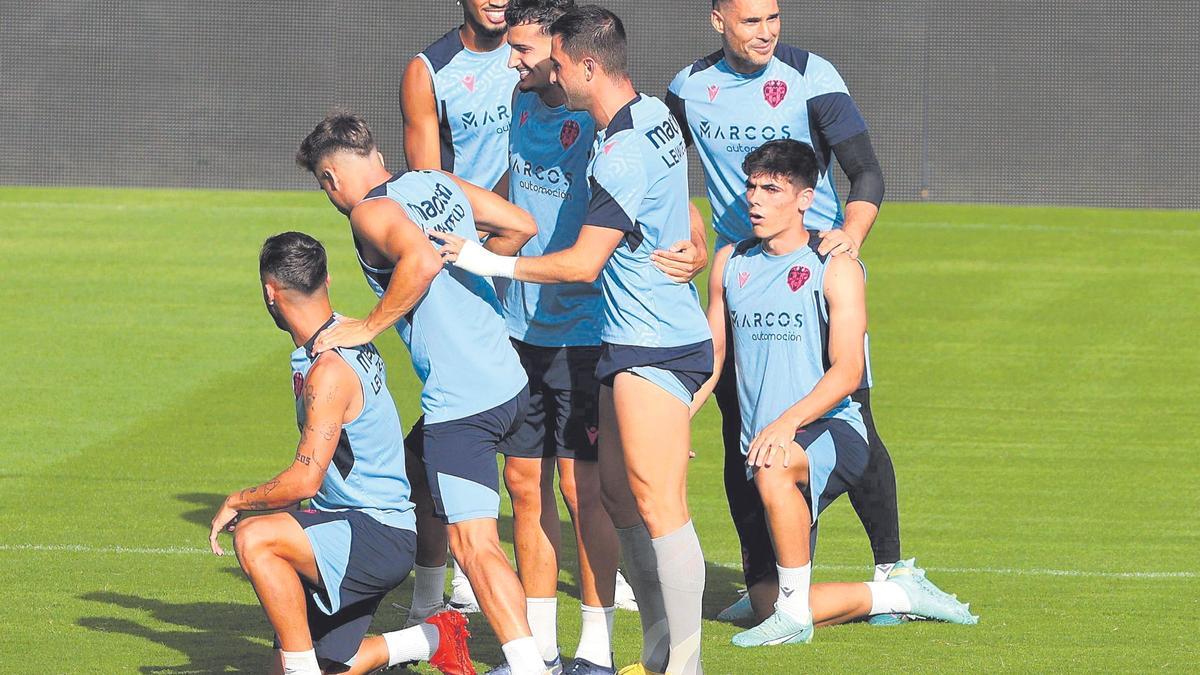 Los jugadores del Levante durante un entrenamiento en Orriols