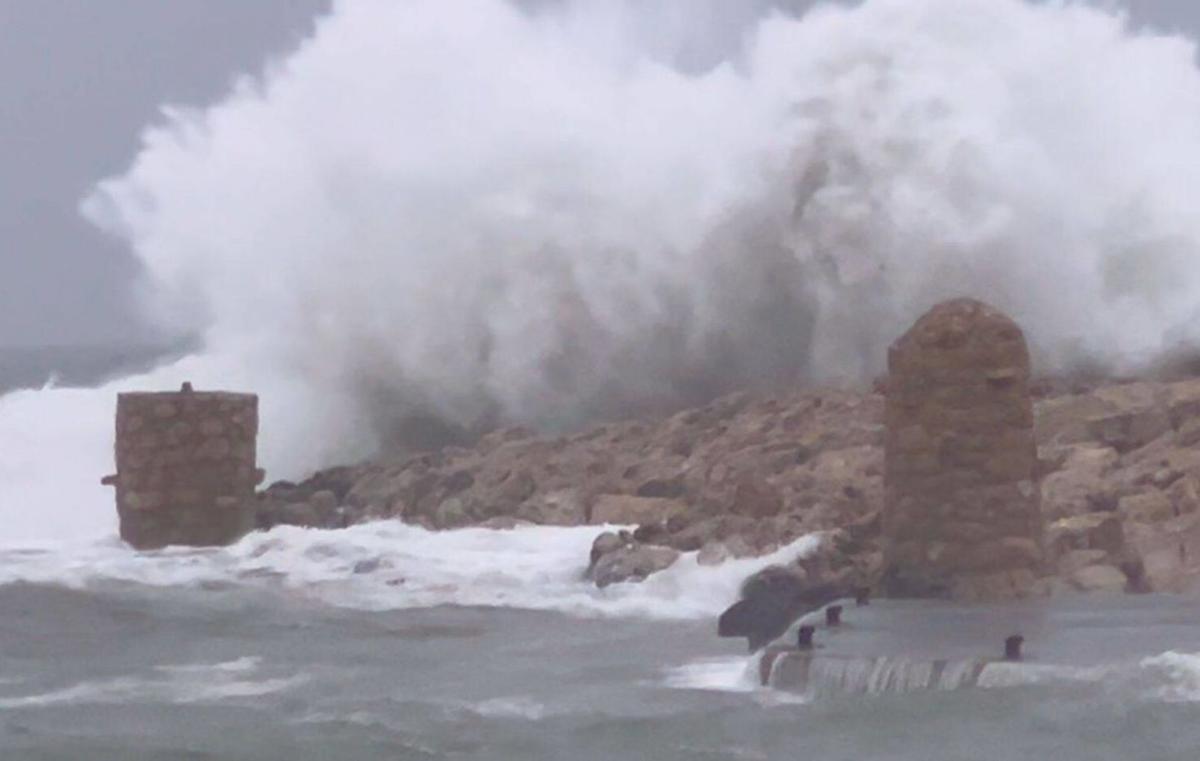 El temporal acaba amb un mort, rius al límit i destrosses a la Costa Brava