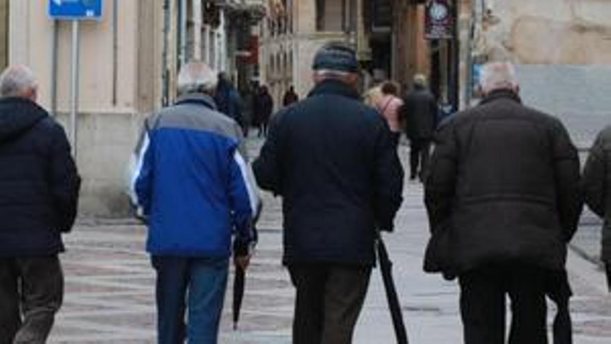 Un grupo de señores mayores paseando por la calle