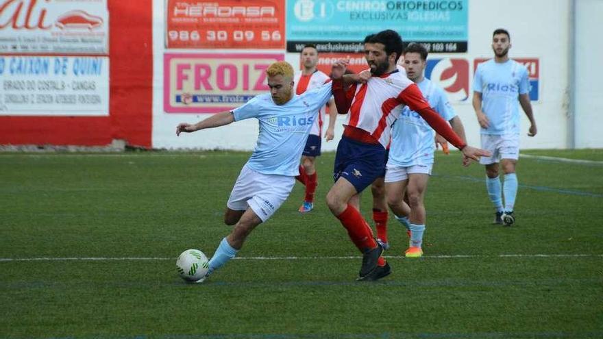 Andrés presiona a un futbolista del Vilalonga en el partido de la jornada anterior. // Gonzalo Núñez