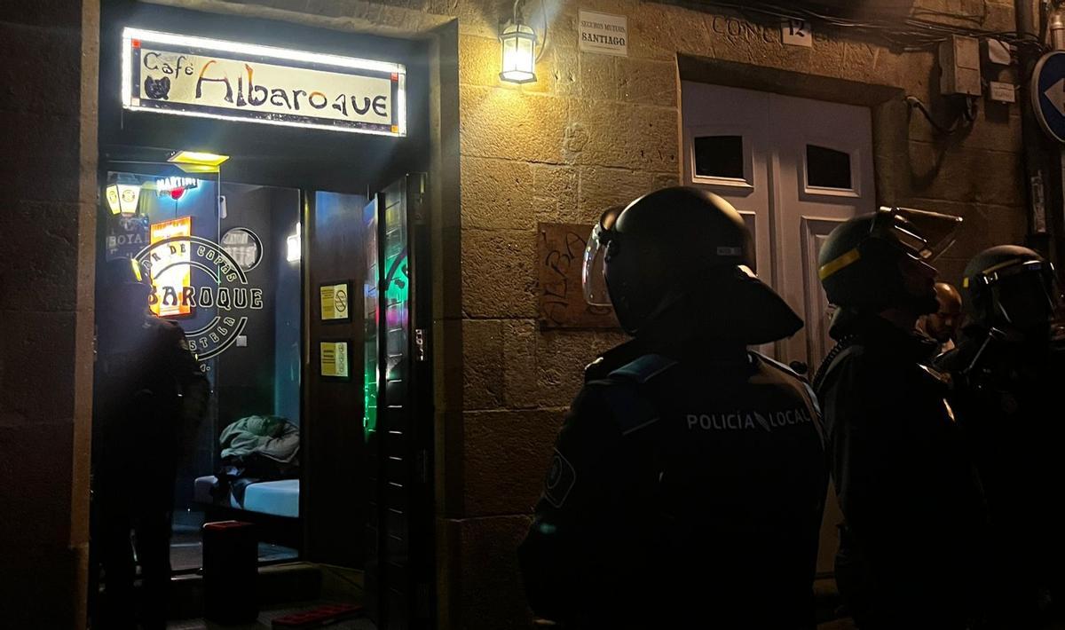 Agentes de la Policía Nacinal frente al Albaroque