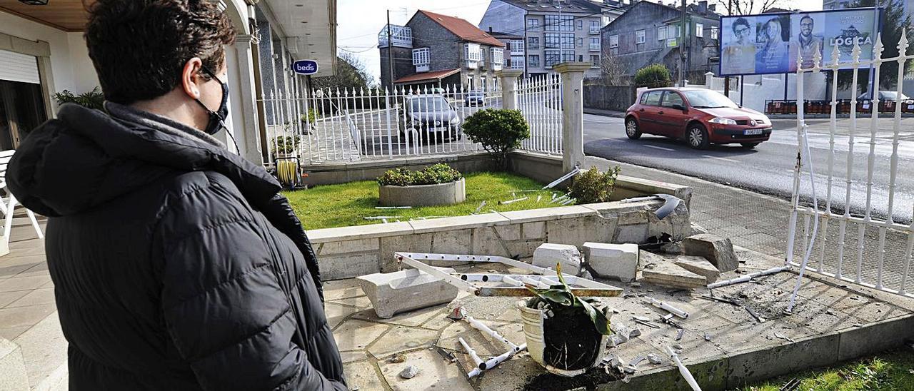 Manuela García, en su finca, viendo los destrozos ocasionados por el último accidente.  | // BERNABÉ/JAVIER LALÍN