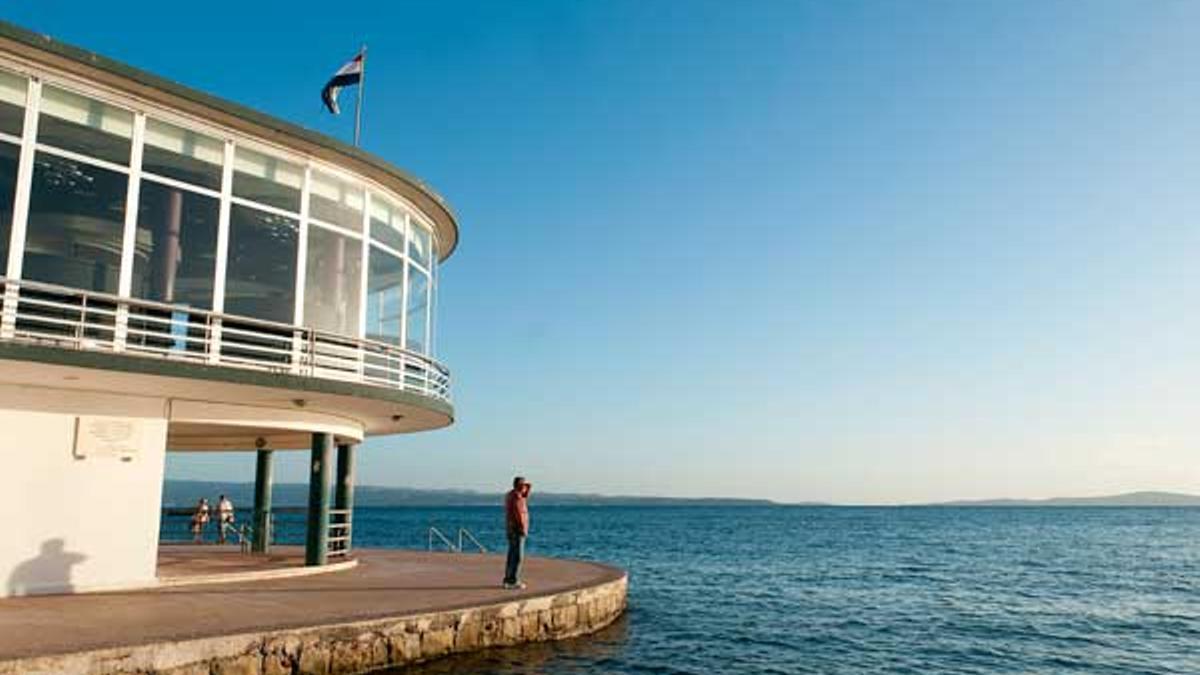 Split cuenta con su propia cala urbana, Bacvice, con terrazas y clubes marítimos como el Tropic Club.
