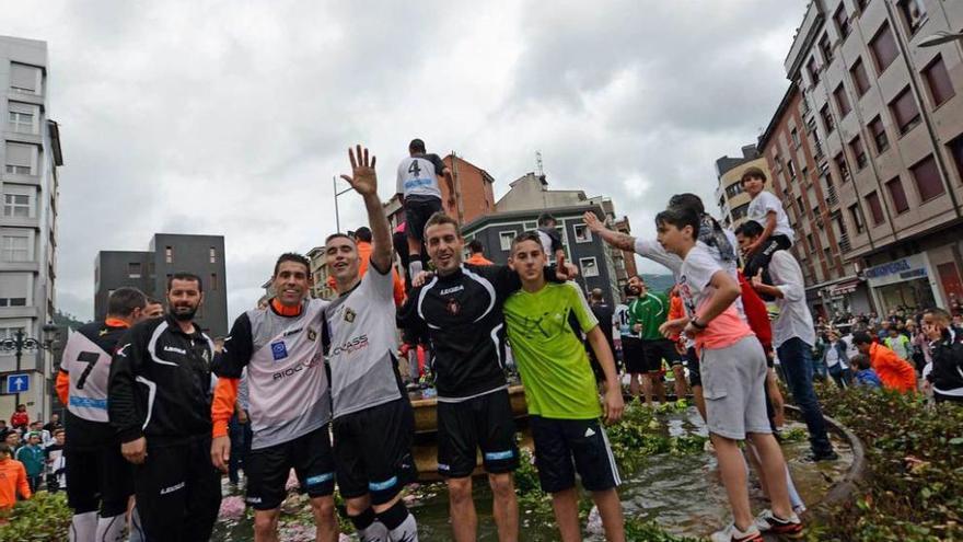 Jugadores del Caudal, en la celebración por el ascenso a Segunda B.