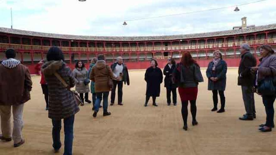 El grupo, en la plaza de toros de la Ciudad de las Leyes.