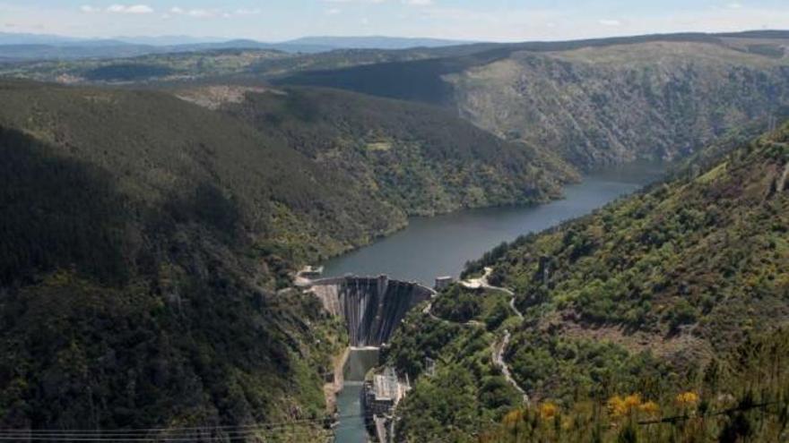 El embalse de San Estevo se encuentra ubicado en plena Ribeira Sacra.  // Jesús Regal