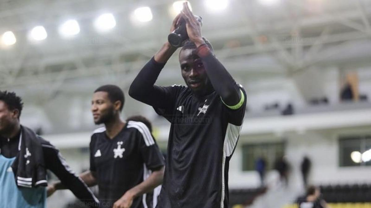 Peter Ademo, al acabar un partido con el brazalete de capitán del Sheriff Tiraspol.