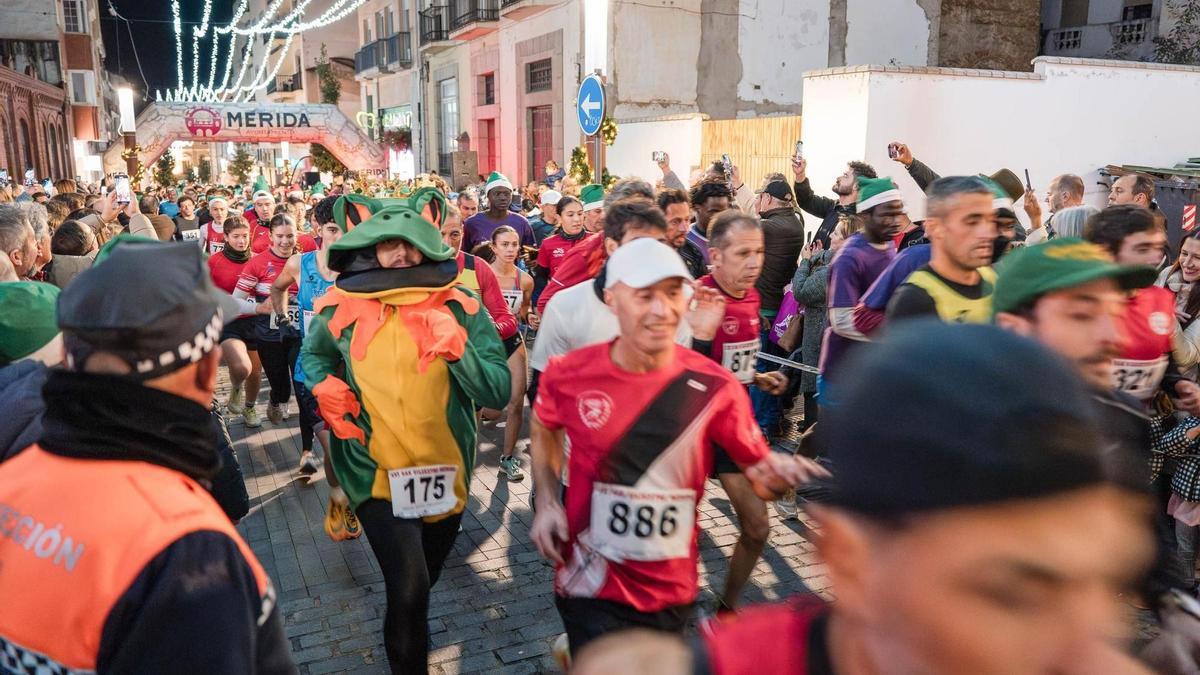 Corredores durante la divertida carrera navideña.