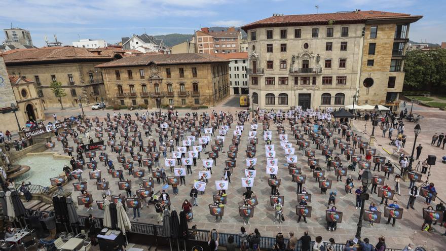 Resonó en la plaza de la Catedral la reclamación &quot;Oficialidá, ya, ya, ya&quot;