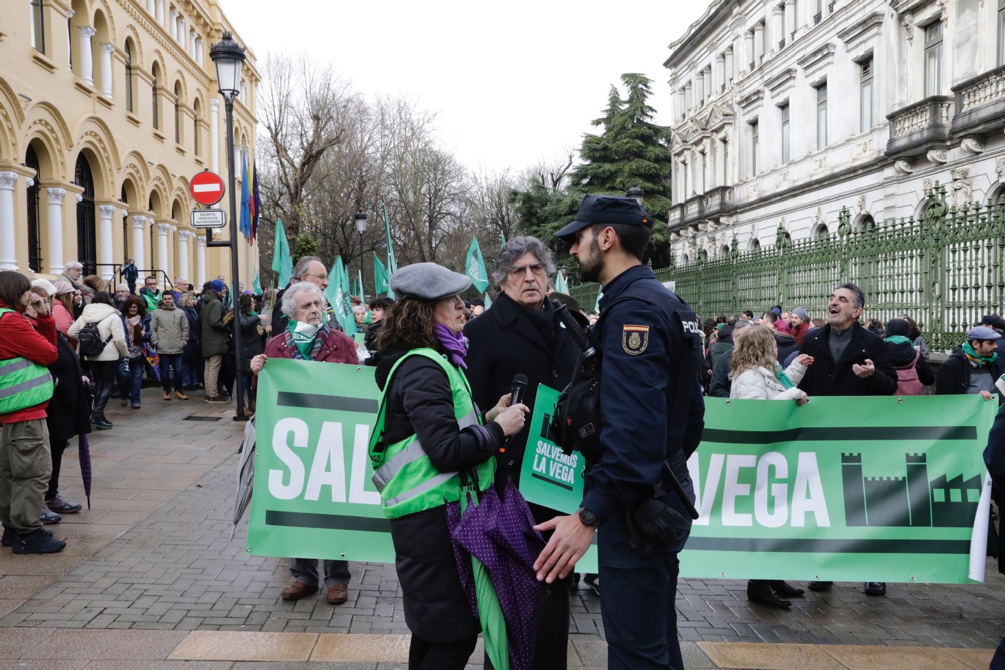 "La Vega no se vende, La Vega se defiende": así fue la concentración de Salvemos La Vega en Oviedo