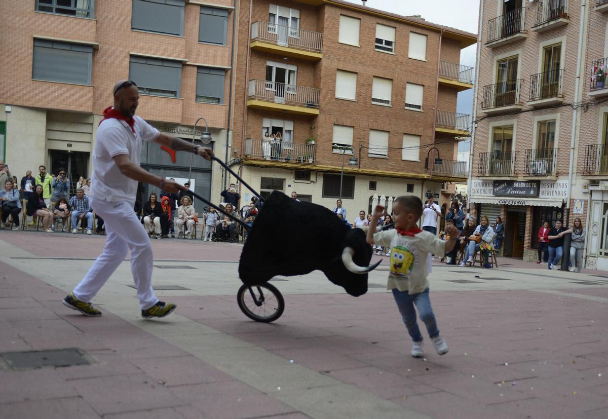 Corriendo delante de las astas del morlaco de pega.