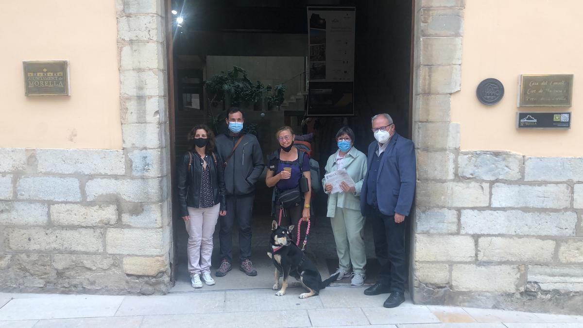 La belga Annie y su perra Dax en su visita a Morella.