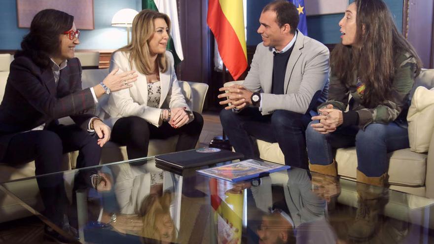 Susana Díaz, en el centro, durante el encuentro con representantes de Jusapol.