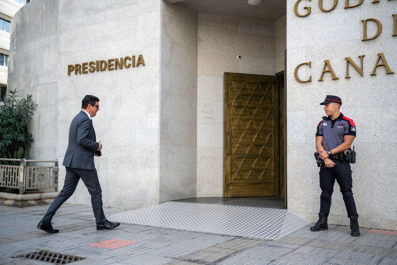 El féretro de Lorenzo Olarte llega a la Presidencia del Gobierno en Las Palmas de Gran Canaria