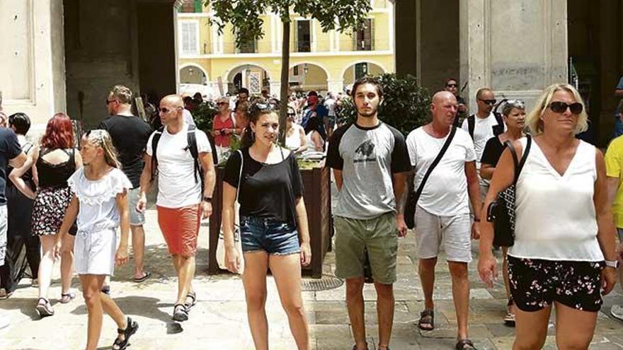 Maria Martín y Pau Picó posan ayer en una atestada calle del centro de Palma.