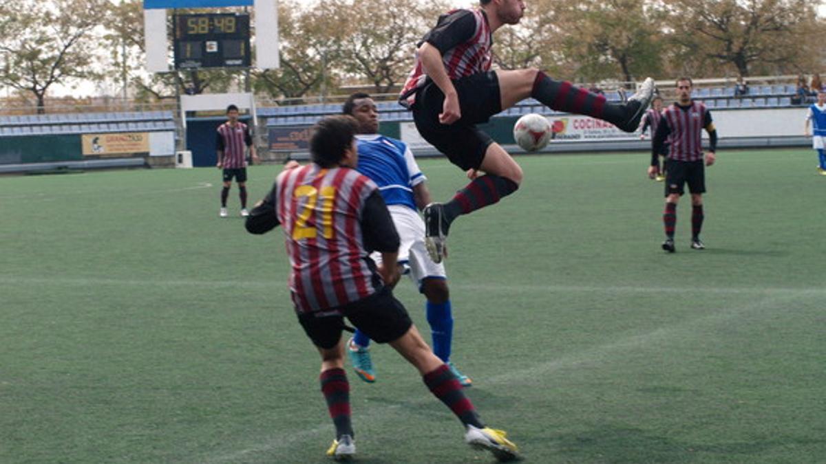 El autor de la victoria de la Gramenet, el guineano Amselmo, se aparta ante la entrada de Sergi del Júpiter.