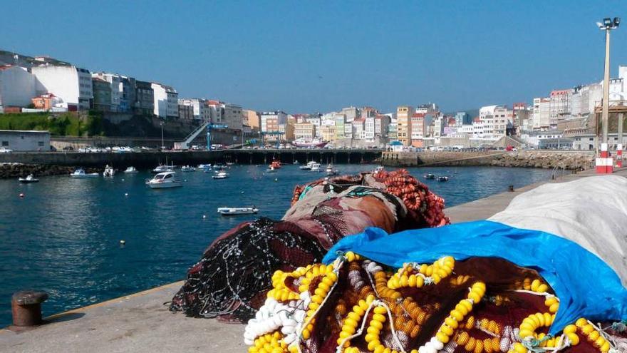 El cuerpo de la mujer hallada en el mar fue trasladado al puerto de Malpica.