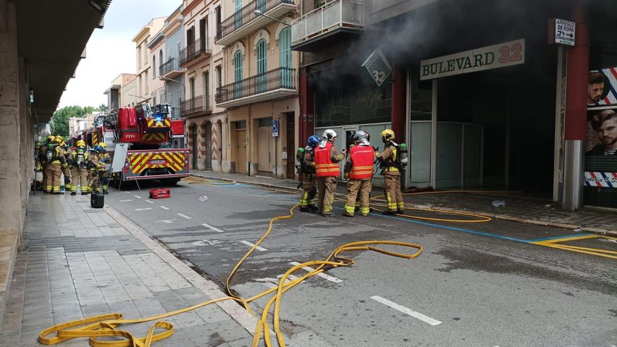 VÍDEO | Ensurt a Figueres per un incendi provocaten un local comercial del Bulevard 32