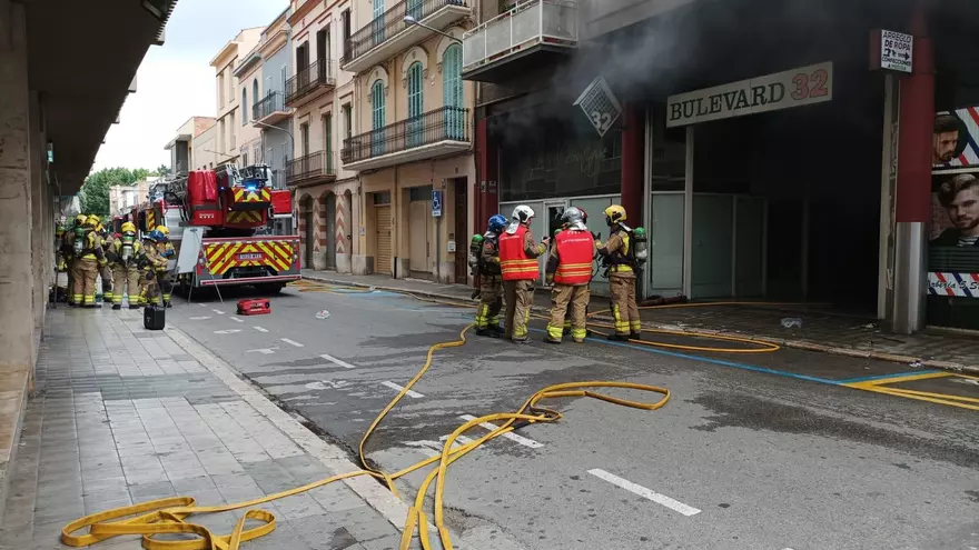 VÍDEO | Ensurt a Figueres per un incendi provocaten un local comercial del Bulevard 32