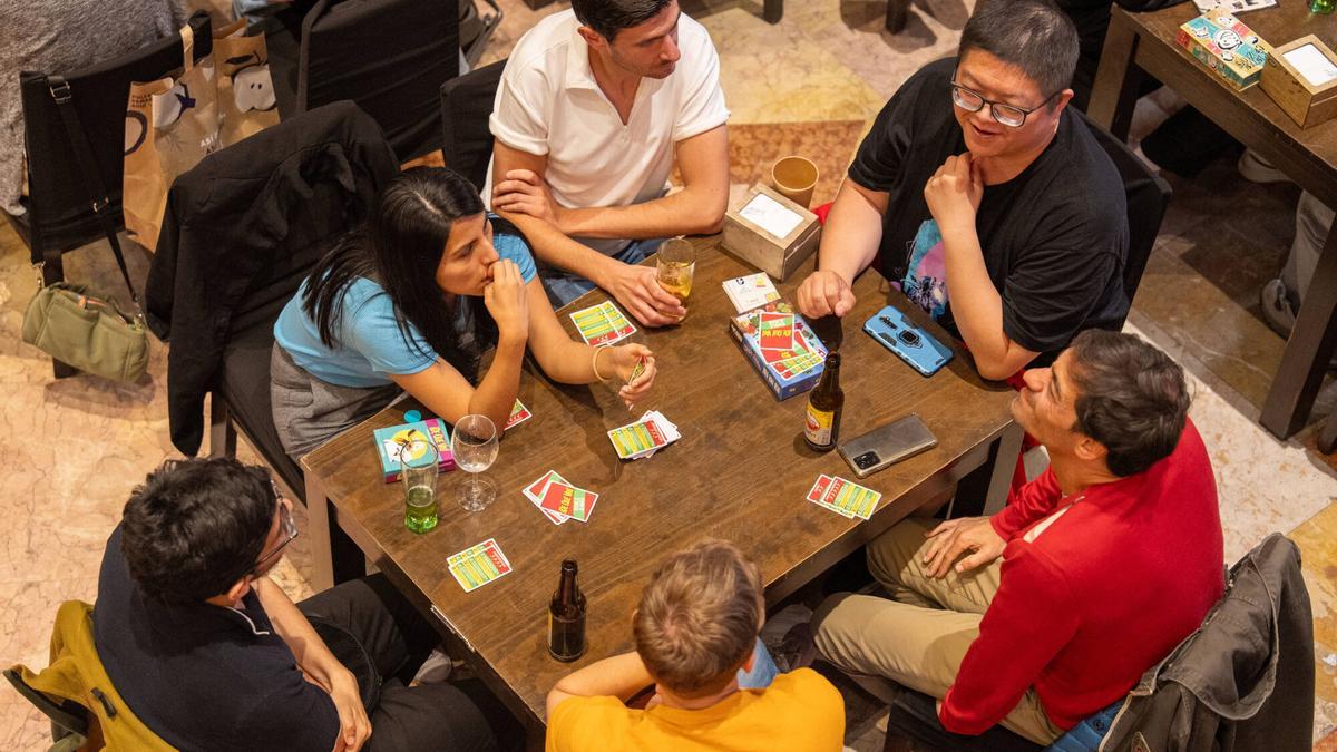 Encuentro de juegos de mesa en la Estación de França de Barcelona. El evento es organizado por Kleff, la comunidad de juegos de mesa más grande de Europa