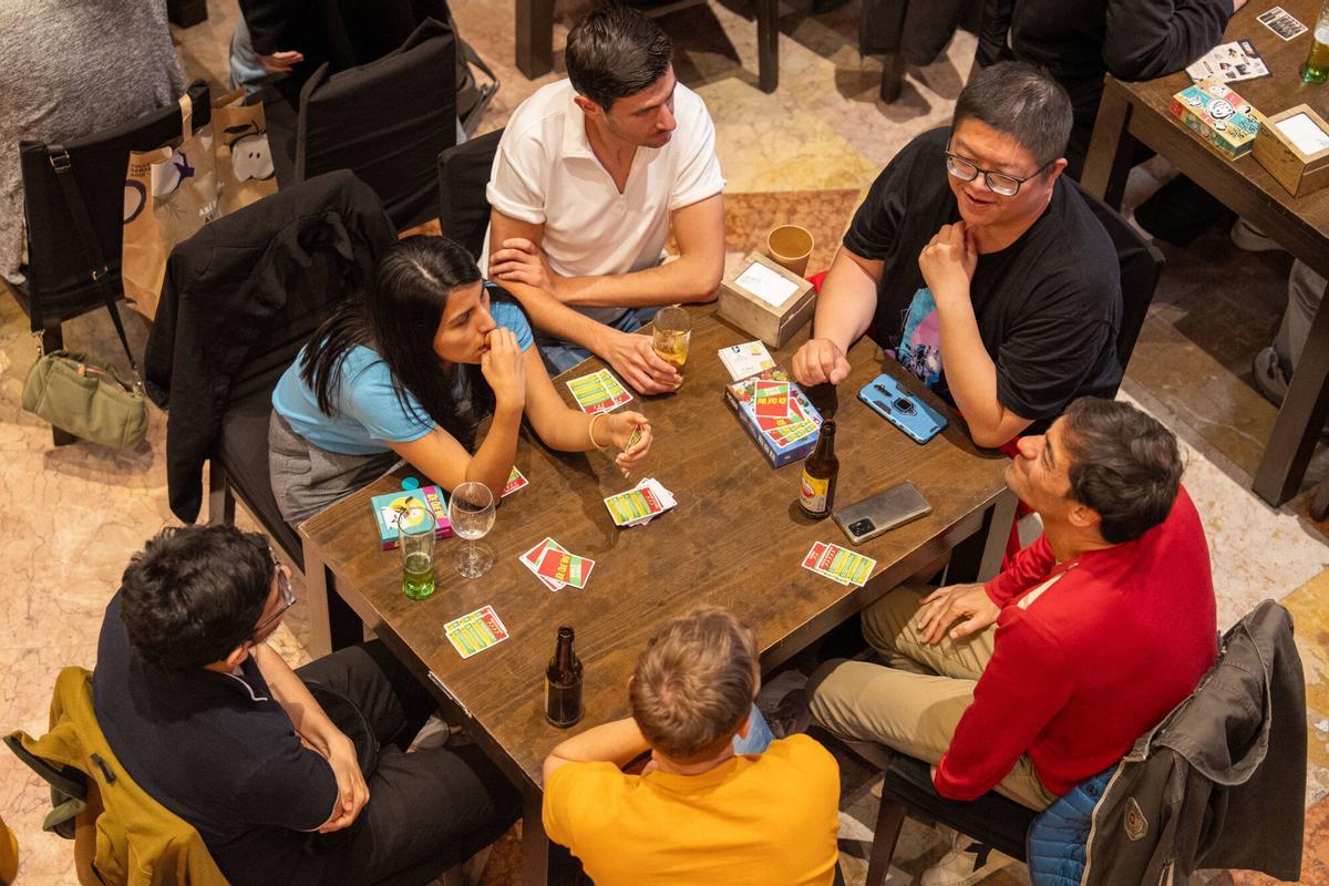 Un grupo de personas disfruta con un juego de mesa