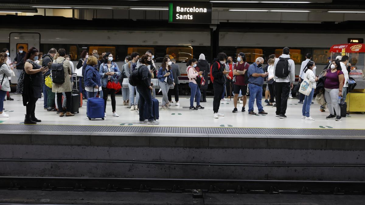 Andenes de Rodalies en la estación de Sants, durante una jornada de huelga.