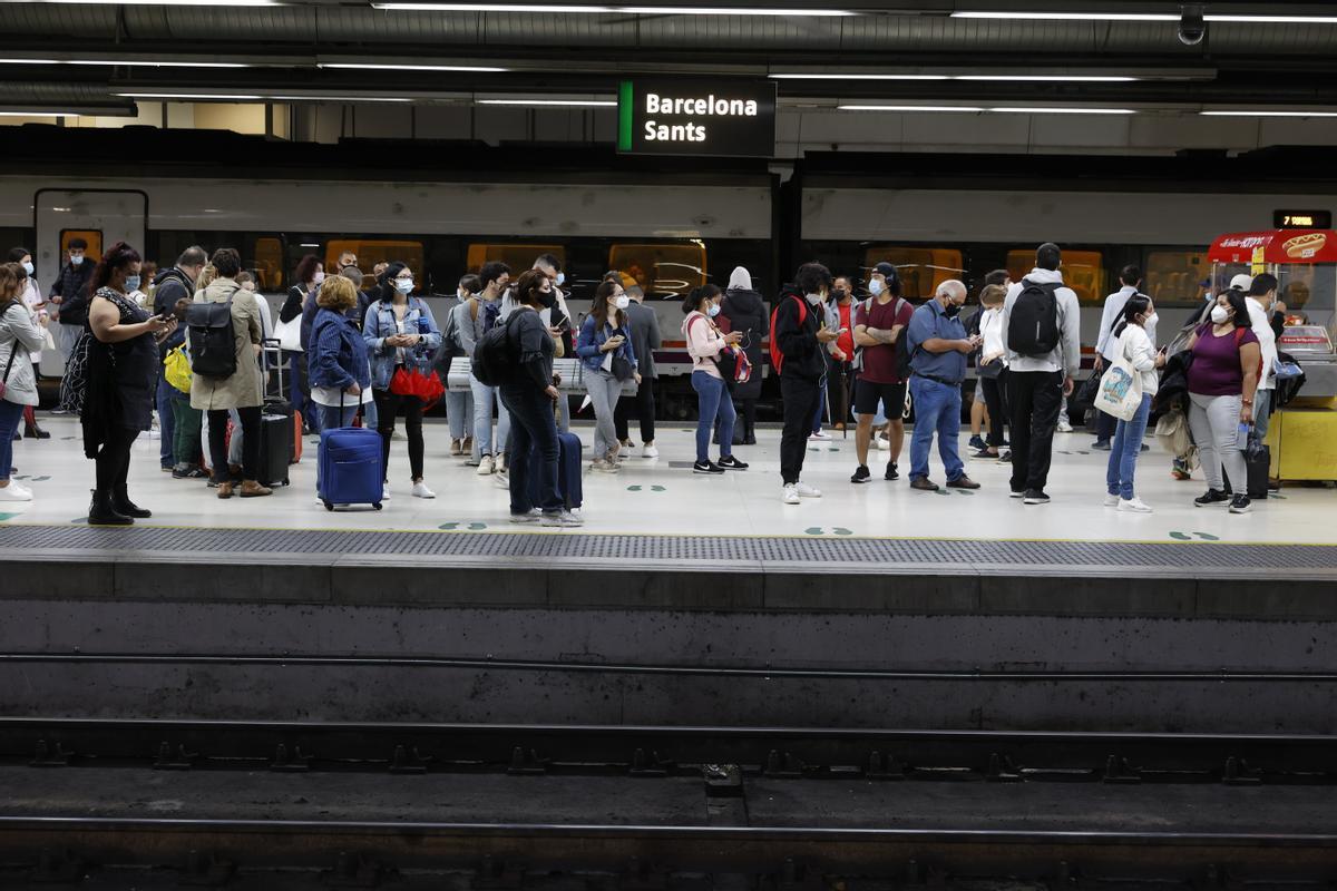 Andenes de Rodalies en la estación de Sants, durante una jornada de huelga.