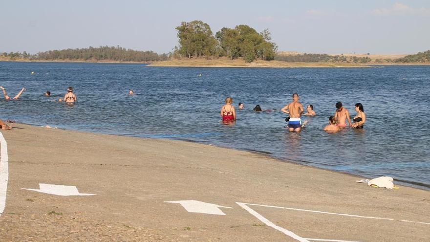 Muere el hombre que sufrió un infarto mientras se bañaba en el embalse de Orellana