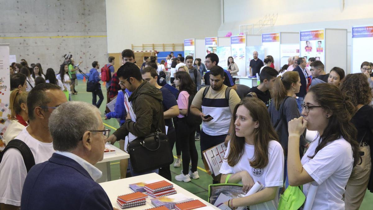 Alumnos en una feria de bienvenida en el Campus zamorano.