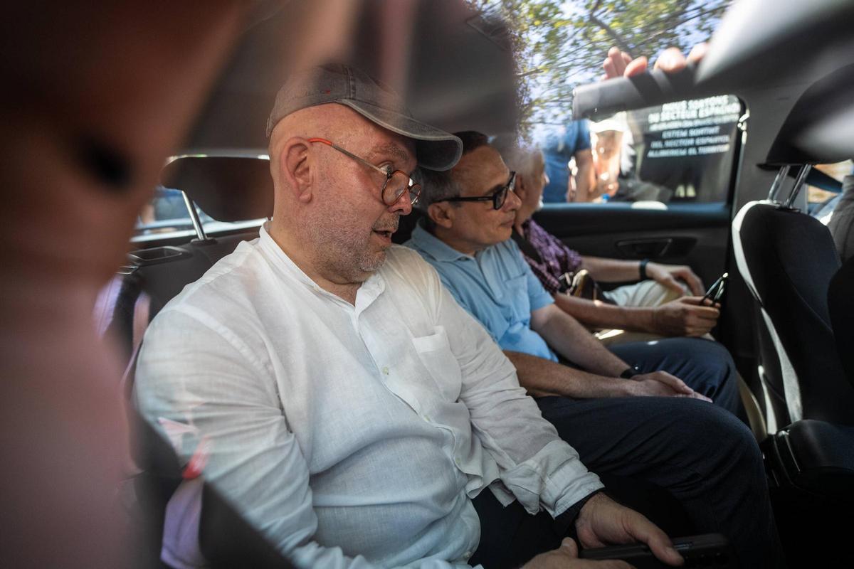 Gonzalo Boye yendose de Arc de triunf en taxi, después de la manifestación independentista para recibir a Puigdemont.