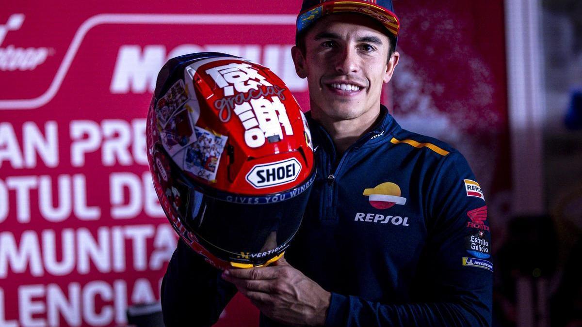 Marc Márquez dice adios a Honda con un casco donde da las gracias en castellano y japonés.