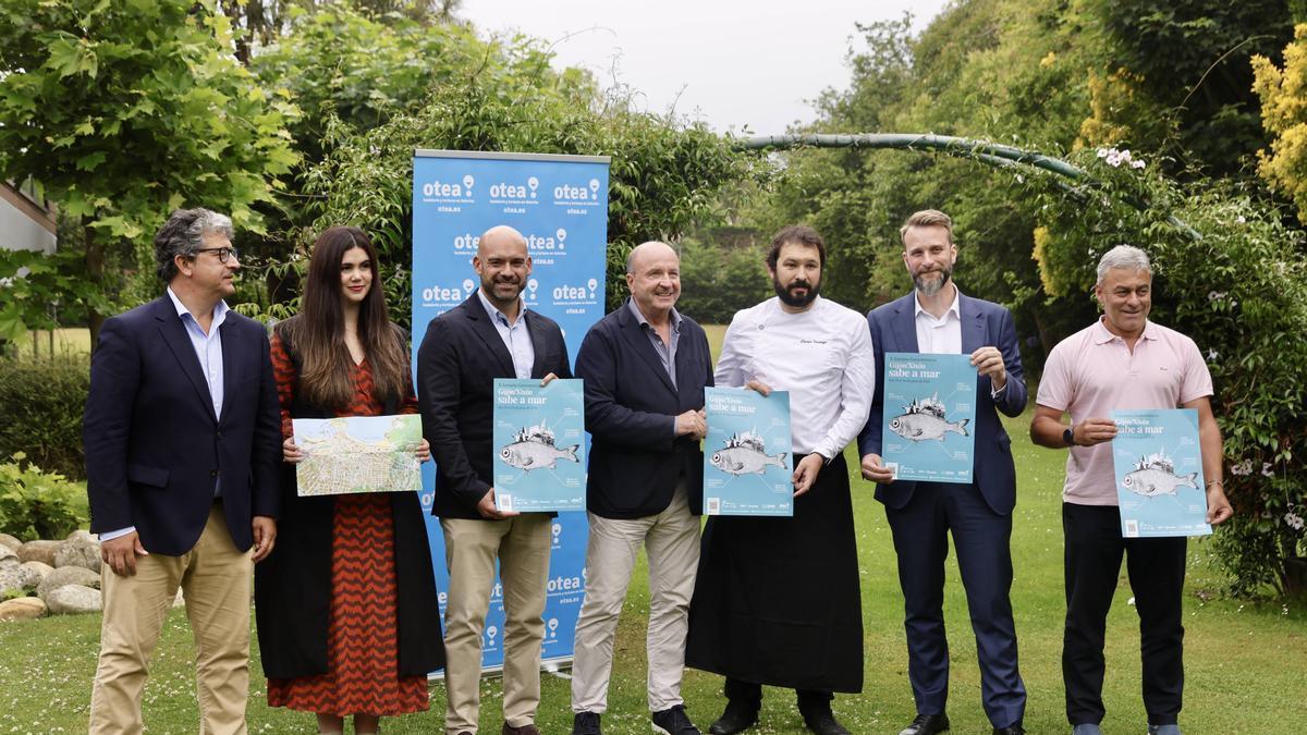 Por la izquierda, el gerente de Divertia, Fernando Losada; la directora de innovación del Ayuntamiento de Gijón, Carla Álvarez; Jesús Martínez Salvador, Javier Martínez; el cocinero del Somió Park, Óscar Sariego; el director de Gijón Turismo, Daniel Martínez y el edil del PSOE, Ramón Tuero, durante la presentación.