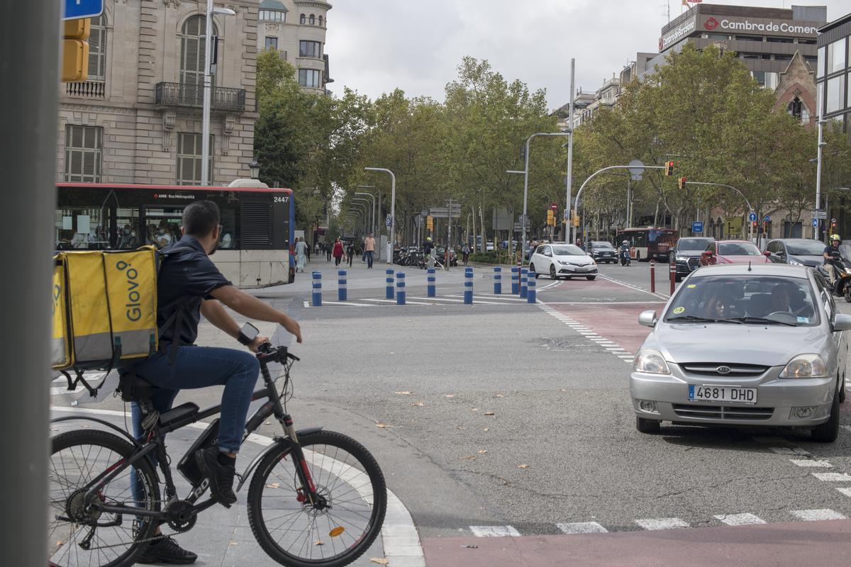 Un turismo, al fondo, cruza indebidamente el carril bici.