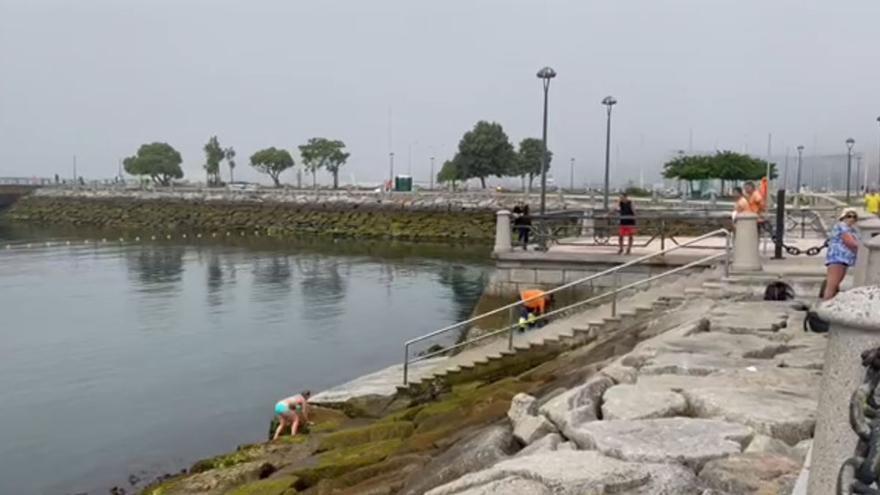 Bañistas en O Parrote a pesar de la niebla en A Coruña