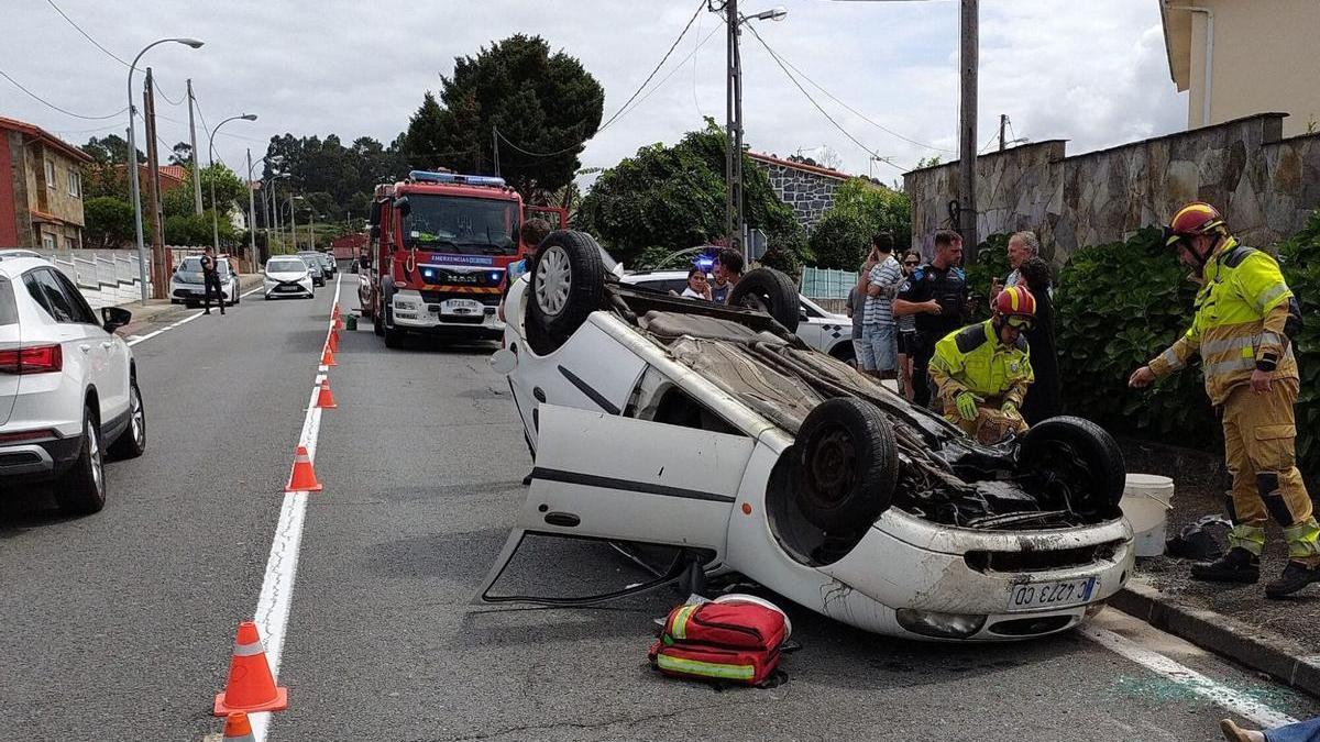 Vuelca un coche con tres ocupantes en la avenida Rosalía de Castro de Oleiros