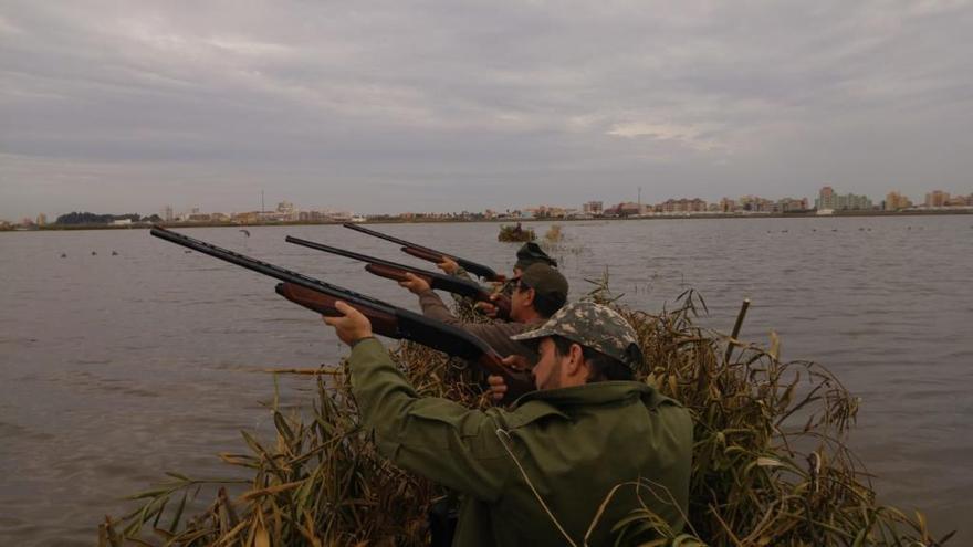 Tres cazadores se preparan a abatir los pocos patos que se han visto este año en los acotados del parque natural de l&#039;Albufera.