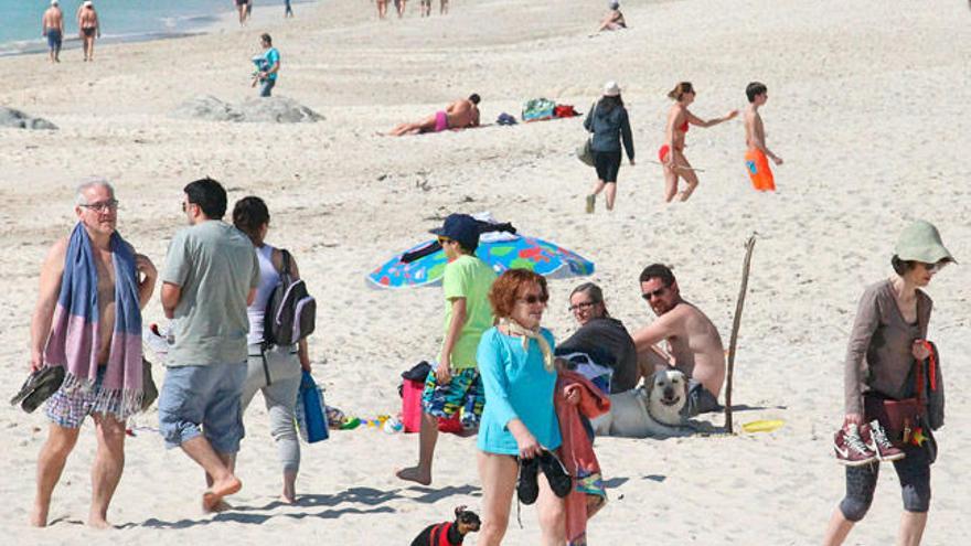 Gente paseando por la playa de Nerga. / SANTOS ÁLVAREZ