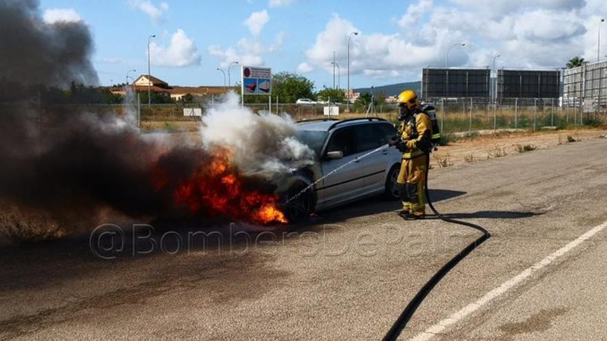 Un bombero, durante la extinción del incendio en el coche.