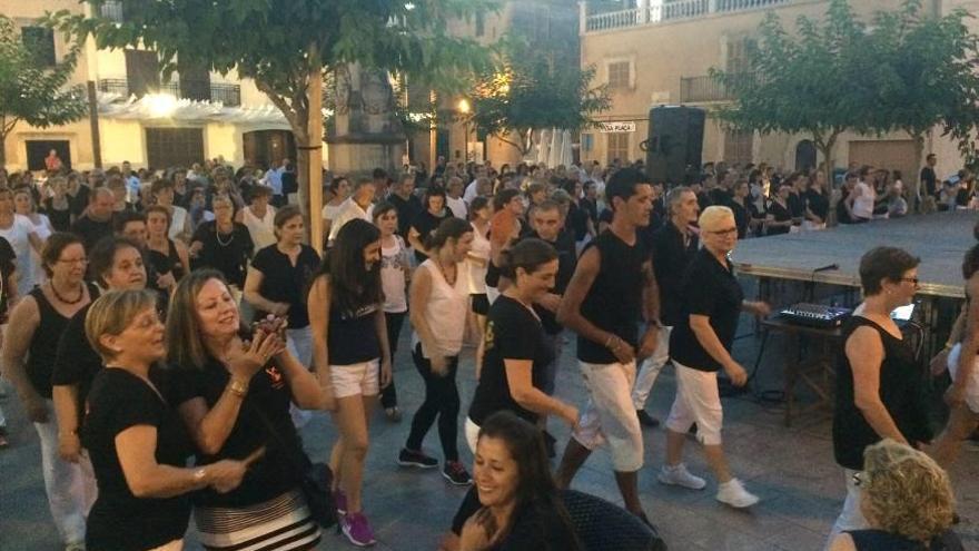 Noche de baile en línea celebrada el pasado 10 de julio en la plaza Juníper Serra.